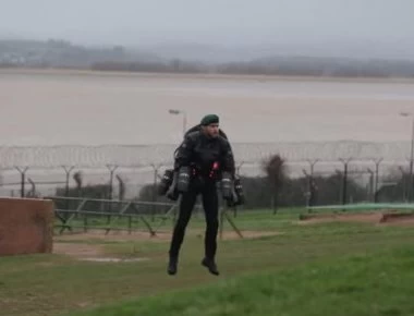 Βρετανός πρώην πεζοναύτης «πετά» με στολή Iron Man (βίντεο)